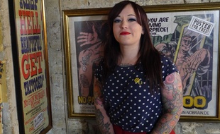 Après l'angleterre et Melbourne, la tatoueuse anglaise Toni-Lou s'est installée à Berlin.
